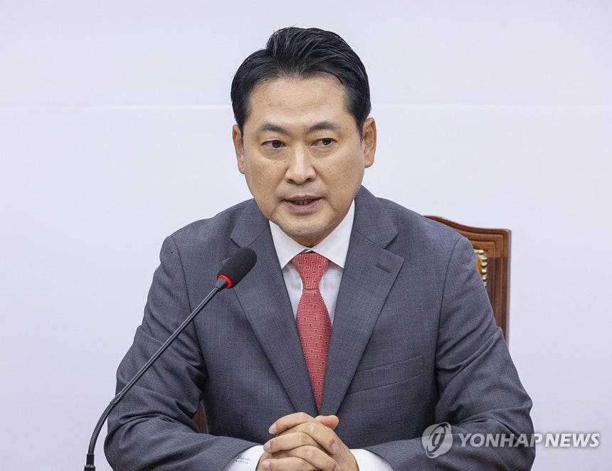 추석 연휴 앞두고 열린 국민의힘 장동혁 대표 기자간담회 (서울=연합뉴스) 황광모 기자 = 국민의힘 장동혁 대표가 2일 국회에서 추석 연휴를 앞두고 가진 기자간담회에서 물가 상승과 관련해 발언하고 있다. 2025.10