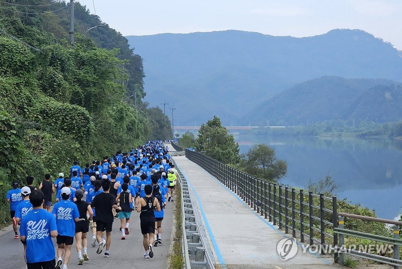 <b>춘천연합마라톤</b> 1만명 운집…침체했던 강촌 상권 다시 뛰었다