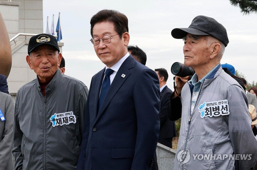 실향민 가족과 북녘 바라보는 이재명 대통령
(강화=연합뉴스) 김도훈 기자 = 이재명 대통령이 추석 연휴 첫날인 3일 인천 강화군 강화평화전망대에서 실향민 가족들과 북한 황해북도 개