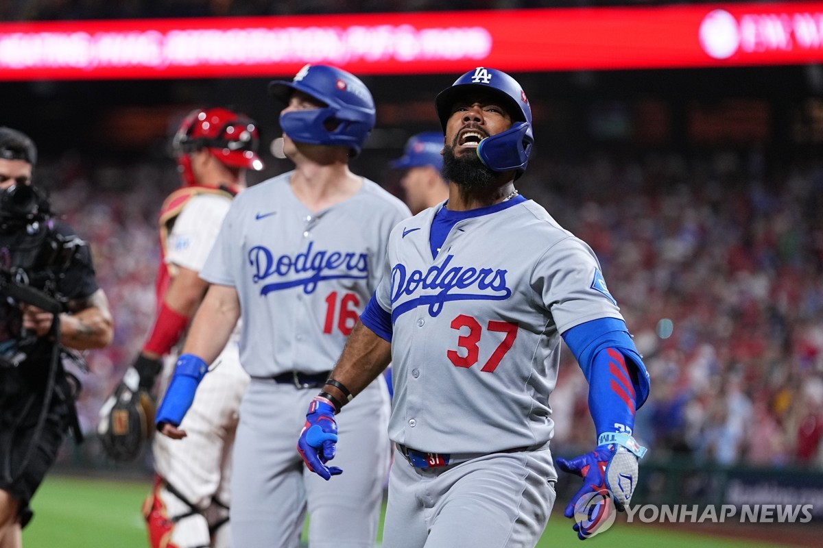 <b>다저스</b>, NLDS <b>1차전</b>서 필라델피아에 <b>역전승</b>…에르난데스 역전포(종합)