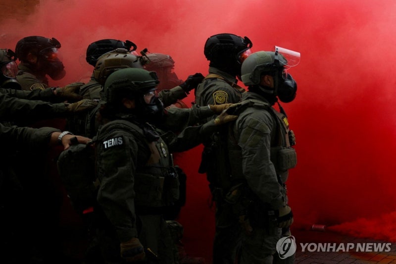 <b>트럼프</b>, 시카고에 <b>주방위군 투입</b>…포틀랜드 <b>투입</b>은 법원에 제동