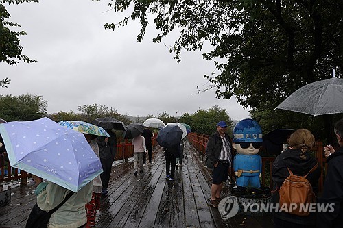비 내리는 추석 (파주=연합뉴스) 임병식 기자 = 추석인 6일 경기도 파주시 임진각에서 방문객들이 자유의 다리를 둘러보고 있다. 2025.10.6