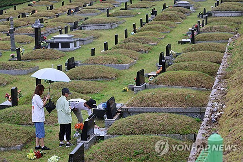 빗속 성묘 [연합뉴스 자료사진]