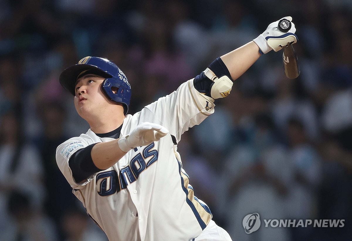 <b>NC</b> 김형준, 2025 PS 1호 홈런…후라도 상대로 좌월 솔로포