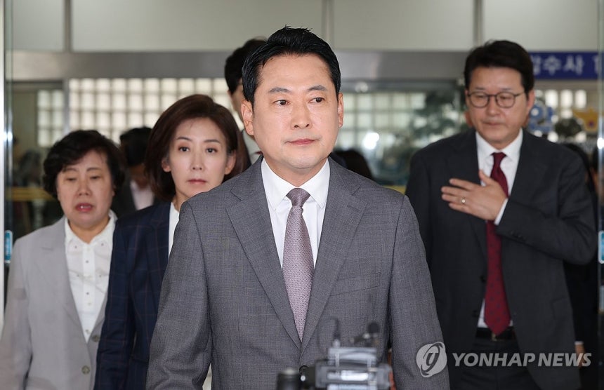 영등포경찰서 방문한 장동혁 대표 국민의힘 장동혁 대표, 나경원, 신동욱 의원 등이 10월 3일 영등포경찰서에서 이진숙 전 방통위원장 체포 항의를 한 뒤 나오고 있다. [연합뉴스 자료사진]