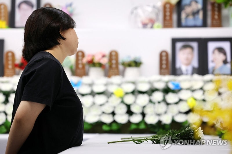 "아직도 돌아오지 않니"…<b>제주항공</b> <b>유족</b> 오열 속 합동차례