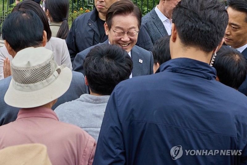 李대통령, 부모 선영 참배…"<b>모두의 대통령</b> 다짐 다시 새겨"