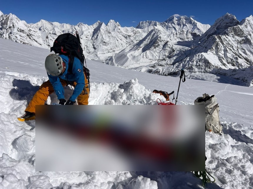 네팔 메라피크서 한국인 40대 등산객 1명 사망…시신 수습 6일(현지시간) 네팔 동부 메라피크봉(6천476m) 일대에서 구조대가 한국인 등산객의 시신을 수습하는 모습. 2025.10.07 [네팔전국산악안내인협회(NN