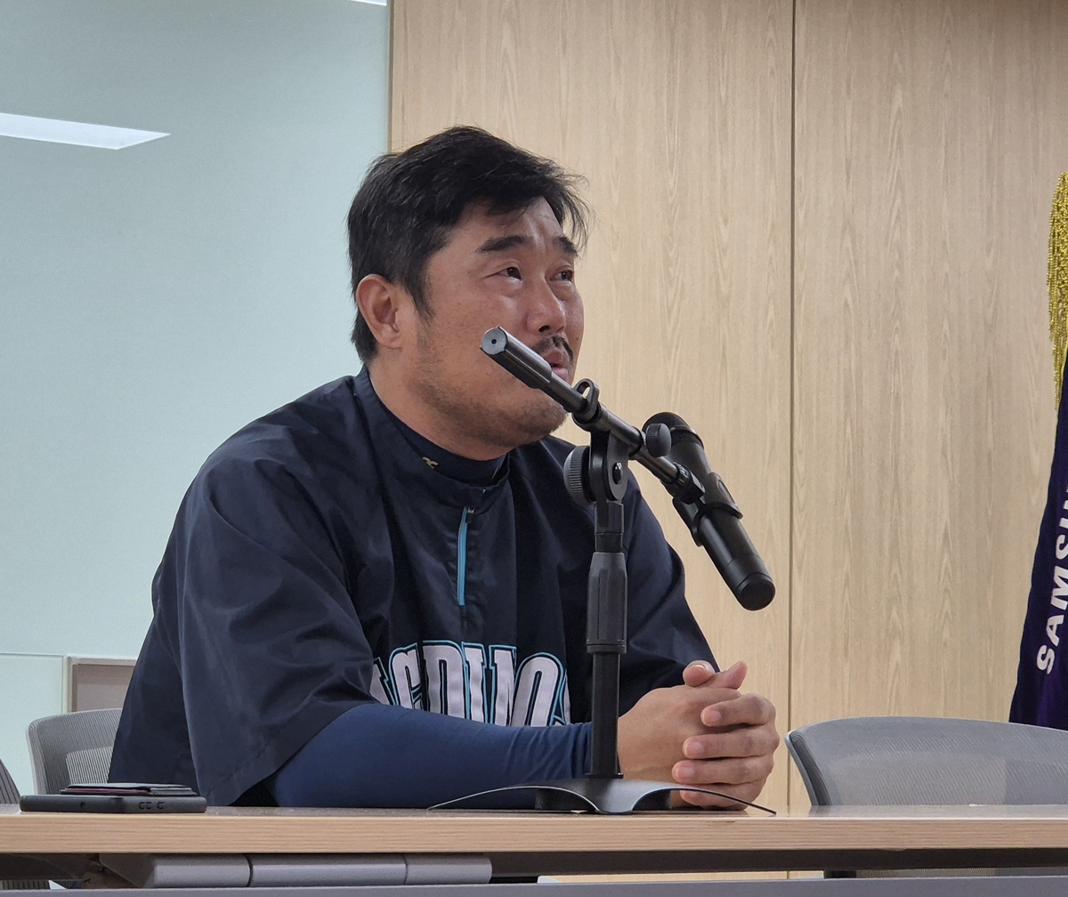 NC 포수 <b>김형준</b>, 손바닥 <b>골절</b>…감독은 고마움과 미안함에 눈물