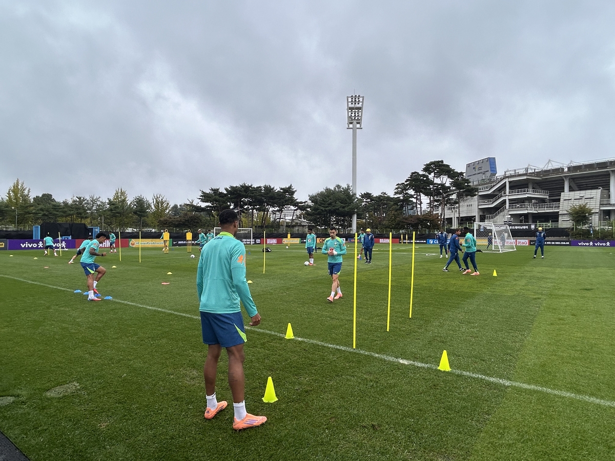 '삼바<b>축구</b>' <b>브라질</b>, 10일 홍명보호와 대결 앞두고 '우중 담금질'