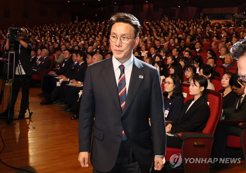 단상 향하는 김민석 총리 (서울=연합뉴스) 이정훈 기자 = 김민석 국무총리가 3일 서울 종로구 세종문화회관에서 열린 개천절 경축식에서 경축사를 하기 위해 단상으로 향하고 있다. 2025.10.3 uwg806@yna.