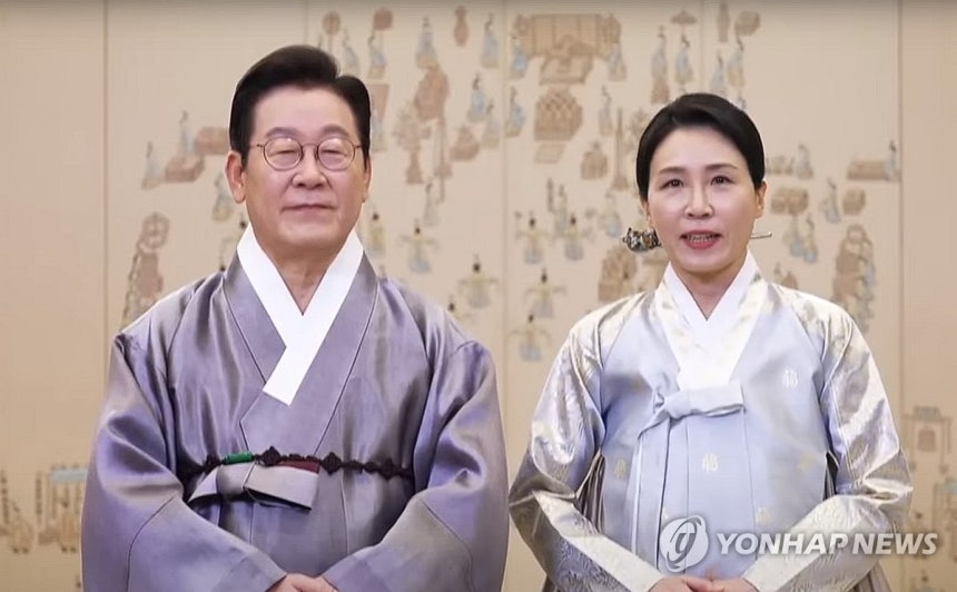 추석 영상 메시지 전하는 이재명 대통령과 김혜경 여사 이재명 대통령과 김혜경 여사가 추석 연휴 이틀째인 10월 4일 한복 차림으로 영상 메시지를 통해 명절 인사를 전하고 있다. [연합뉴스 자료사진]