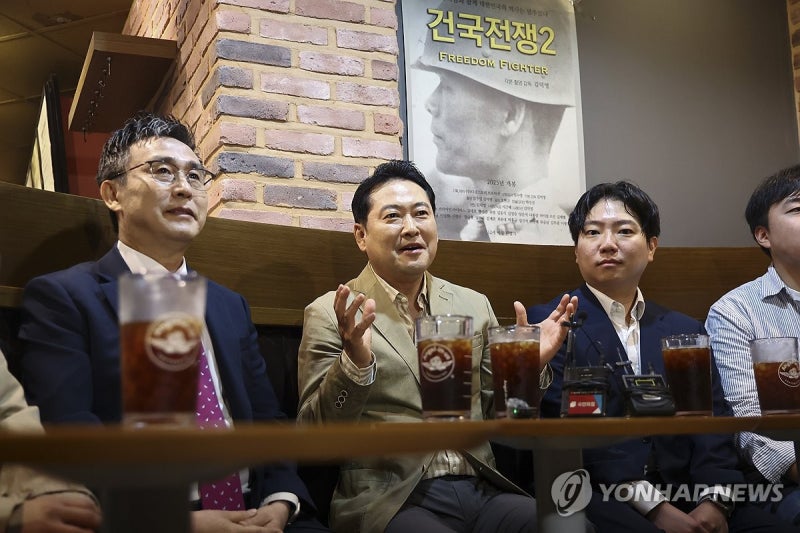 <b>건국전쟁2 관람</b> 앞서 대화하는 <b>장동혁</b> 대표