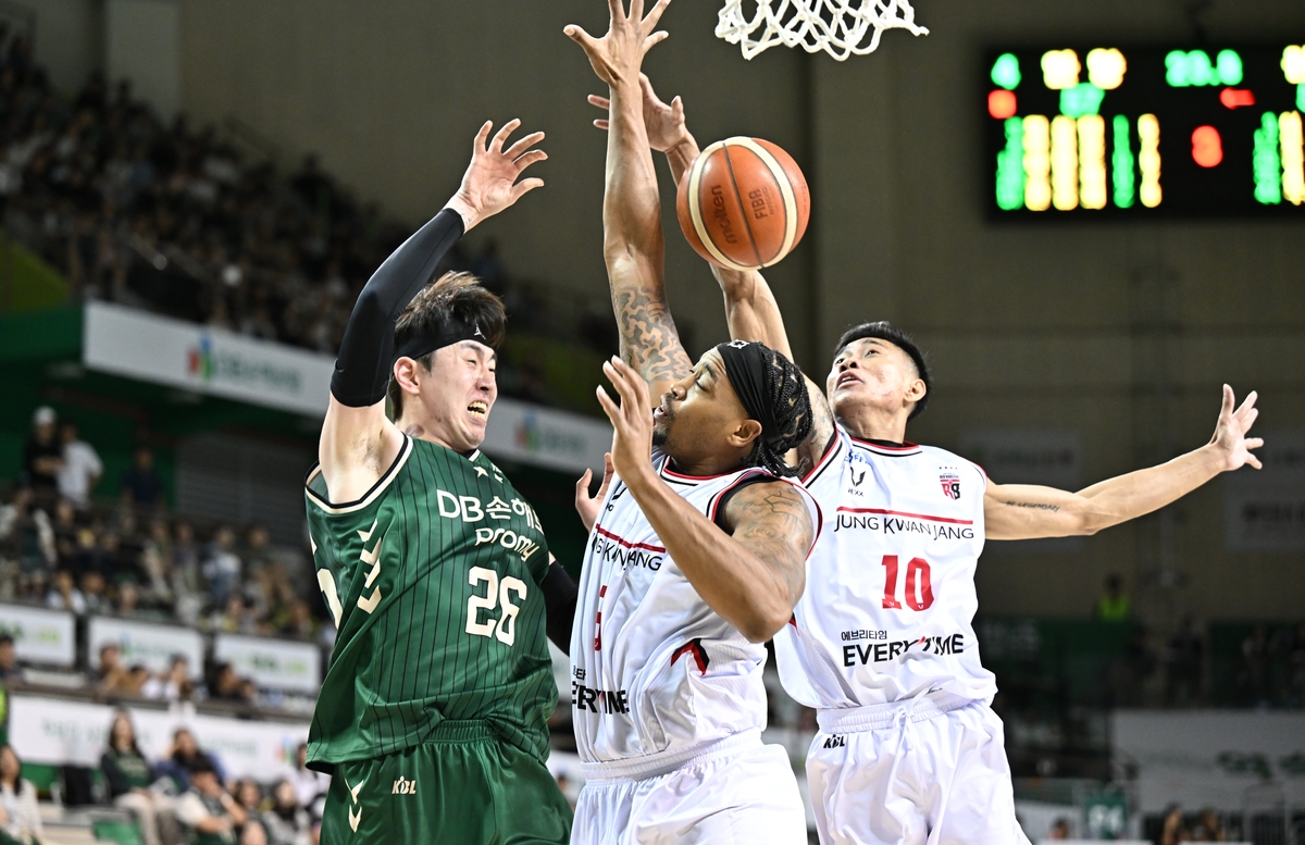 '해결사 <b>알바노</b>' 앞세운 DB, 75-69로 <b>정관장</b> 꺾고 안방 첫 승