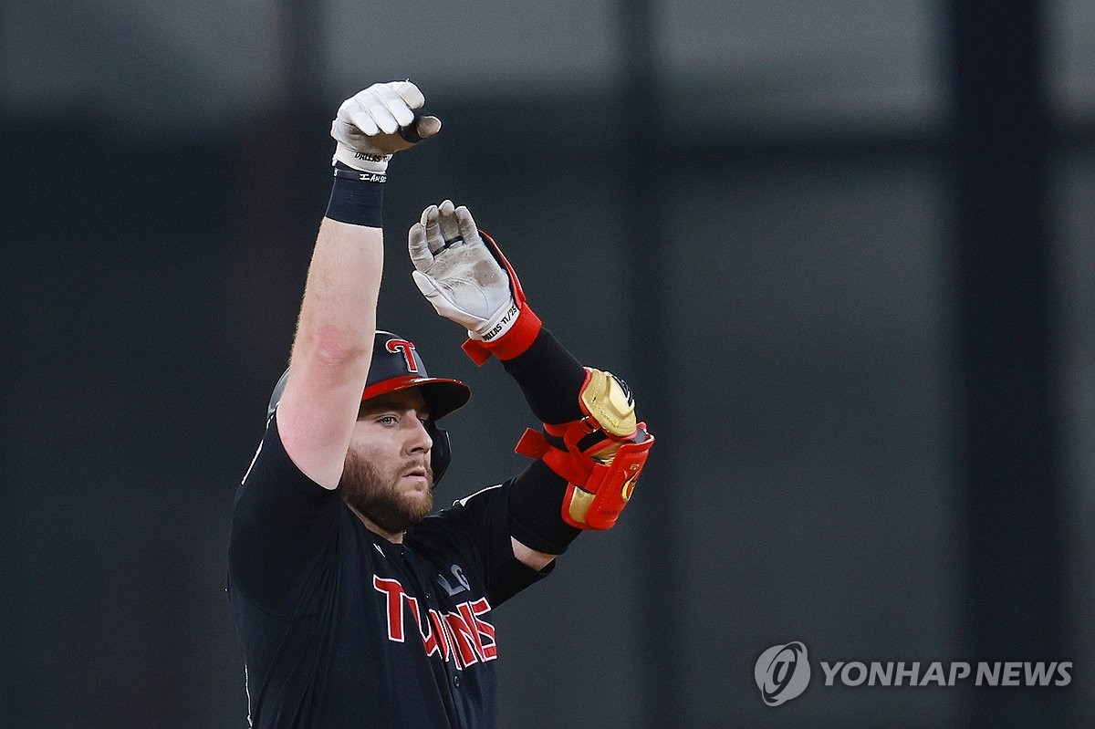 <b>두산</b> 잭 로그·LG 오스틴, KBO 9∼10월 <b>쉘힐릭스플레이어</b> 선정