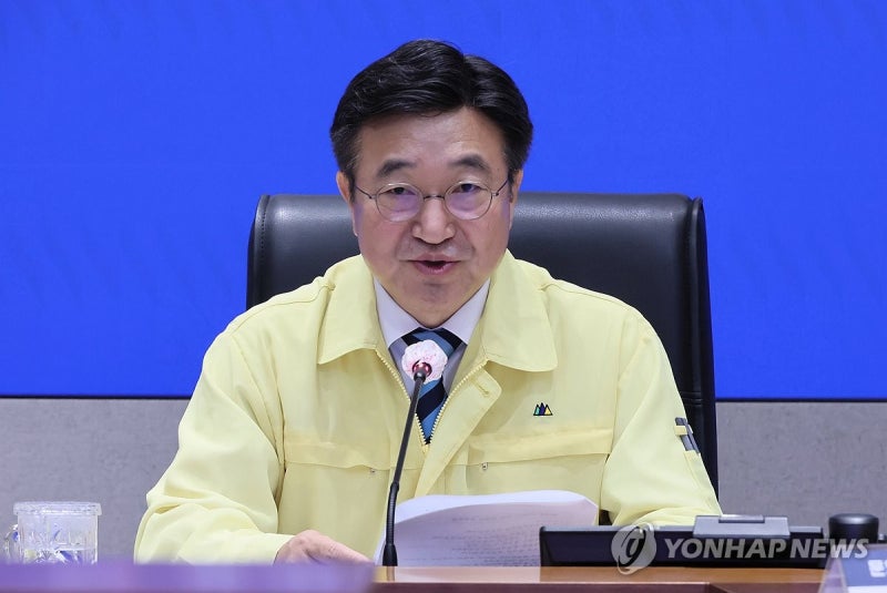 <b>윤호중 장관</b>, 국정자원 <b>복구</b>현장 점검…"연휴에도 총력 <b>복구</b>"(종합)