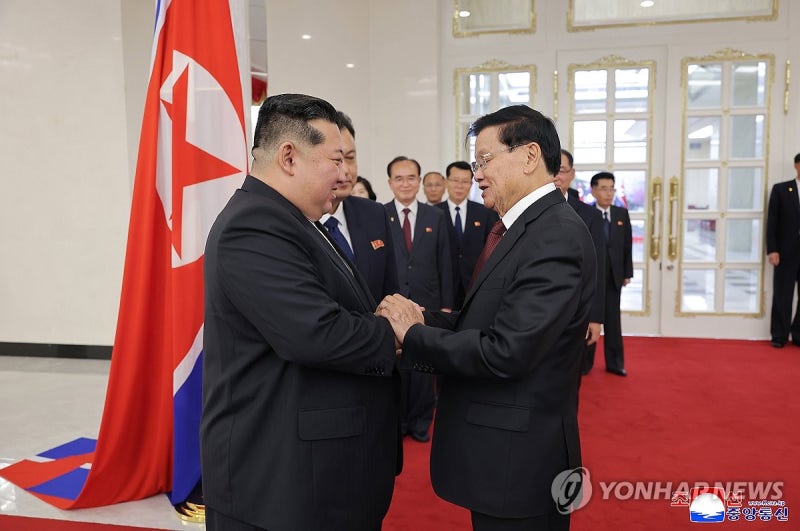 北<b>김정은</b>, 방북 <b>라오스</b> 주석과 회담…"친선<b>관계</b> 더욱 발전"