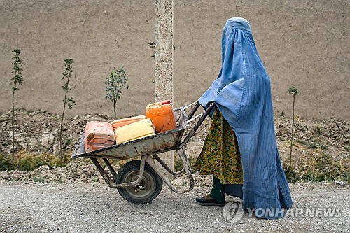 무슬림 여성이 입는 전신 가리개 부르카
[AFP 연합뉴스 자료사진. 재판매 및 DB 금지]