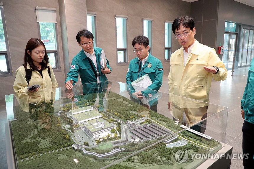 김민재 행안부 차관, 국가정보자원관리원 대구센터 방문 (서울=연합뉴스) 김민재 행정안전부 차관이 지난 8일 대구 동구 국가정보자원관리원 대구센터를 찾아 대전 본원 화재로 전소된 정부시스템 이전 준비 현황을 청취 및