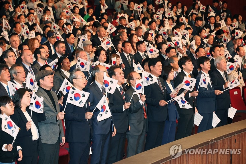 한글날 노래 제창하는 김민석 국무총리
(서울=연합뉴스) 이정훈 기자 = 김민석 국무총리가 9일 서울 종로구 세종문화회관에서 열린 579돌 한글날 경축식에서 참석자들과 한글날 노래를