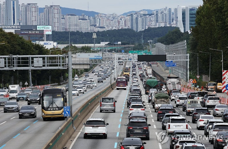 <b>추석</b> 연휴 마지막날 <b>귀경길</b> 정체 시작…부산→서울 6시간 40분