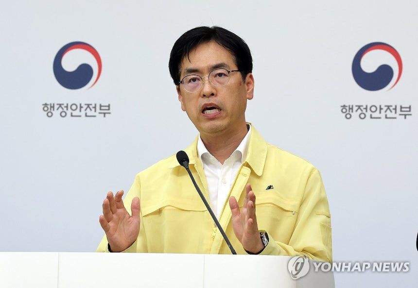 국정자원 화재 관련 중대본 브리핑하는 김민재 차관 (세종=연합뉴스) 배재만 기자 = 김민재 중앙재난안전대책본부 제1차장(행정안전부 차관)이 9일 정부세종청사 민원동 공용브리핑실에서 국가정보자원관리원 행정정보시스템 화