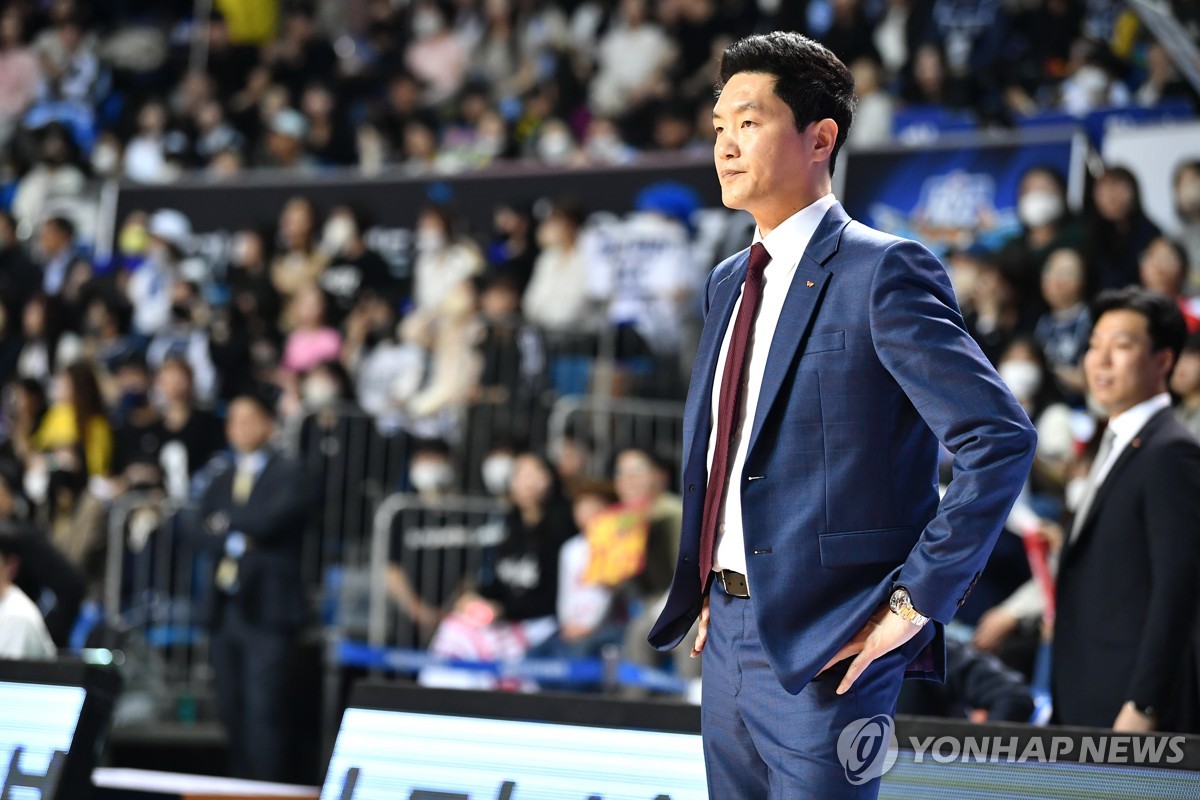 남자<b>농구 대표팀</b>, 전희철-조상현 <b>임시</b> 지도자 <b>체제</b> 가동