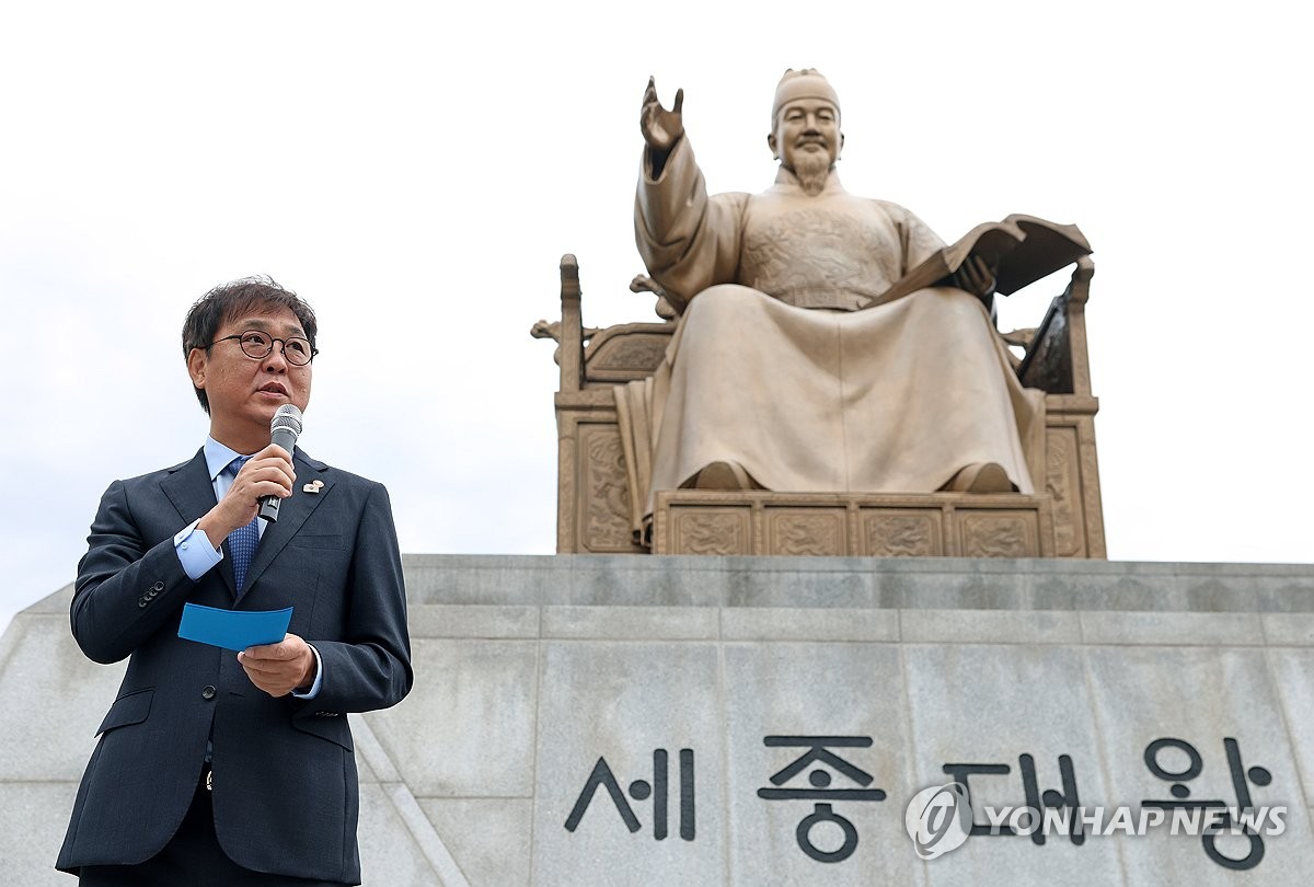 <b>최휘영</b> 문체부 <b>장관</b>, 한국-브라질 <b>축구</b> 평가전서 선수단 <b>격려</b>