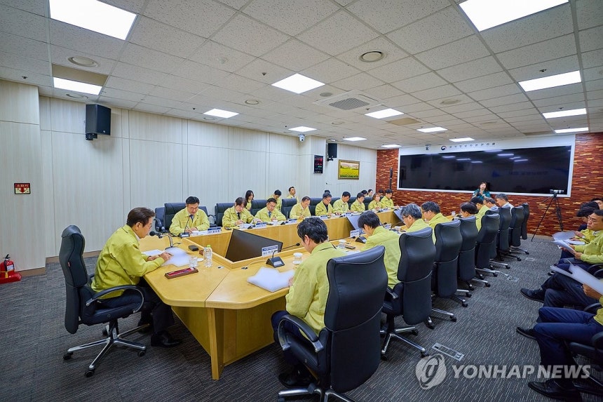 이재명 대통령, 국정자원 현장방문 (서울=연합뉴스) 이재명 대통령이 10일 대전 유성구 국가정보자원관리원 대전 본원을 찾아 피해 복구 현황 파악 및 향후 계획을 점검하고 있다. 2025.10.10 [대통령실 제공.