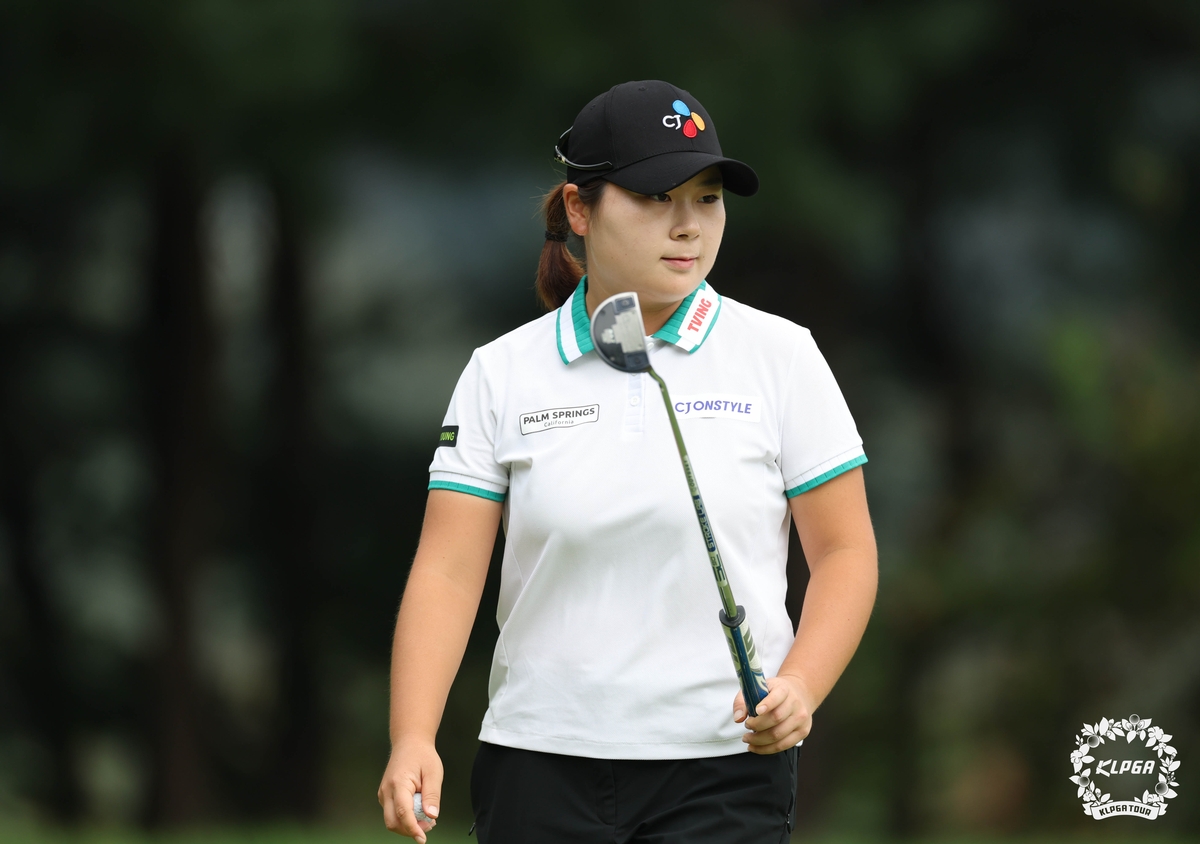<b>홍정민</b>, KLPGA <b>놀부</b>·<b>화미 마스터즈</b> 2R 단독 선두…이동은 2위