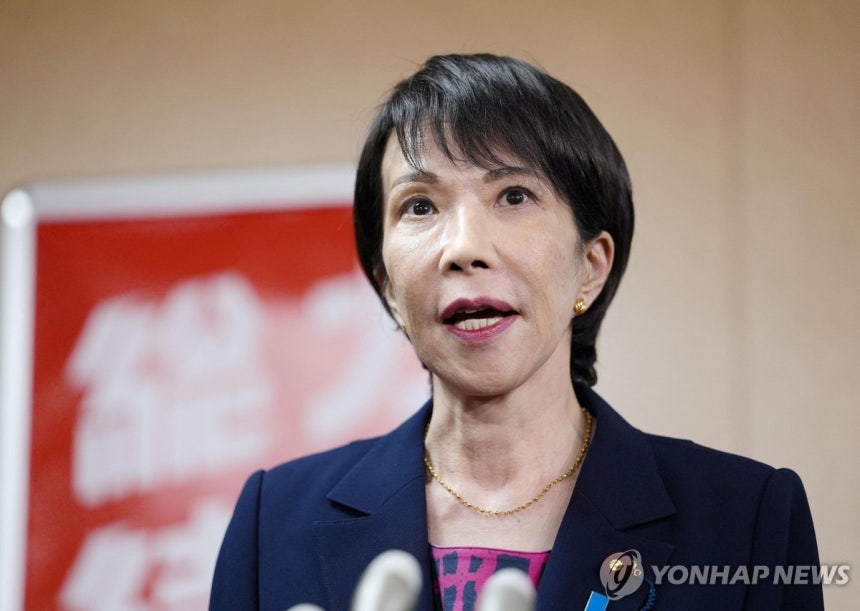 다카이치 사나에 일본 자민당 총재
(도쿄 교도·로이터=연합뉴스) 다카이치 사나에 일본 집권 자민당 총재가 10일 공명당 사이토 데쓰오 대표와 회담한 이후 취재진 질문에 답하고 있다