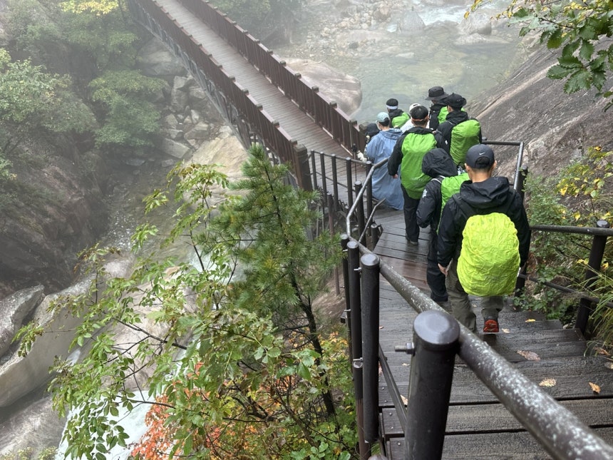밑창 뜯어지고 초코바로 끼니…빗속을 누비는 119 산악구조대2