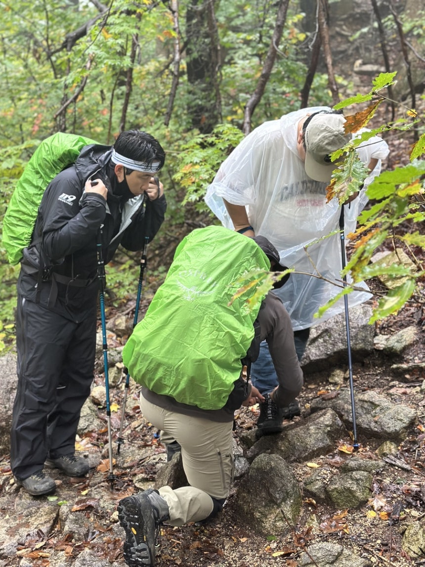 밑창 뜯어지고 초코바로 끼니…빗속을 누비는 119 산악구조대5