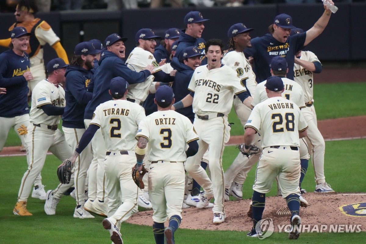 <b>밀워키</b>, 컵스 꺾고 <b>NLCS</b> 진출…<b>다저스</b>와 WS 티켓 놓고 대결