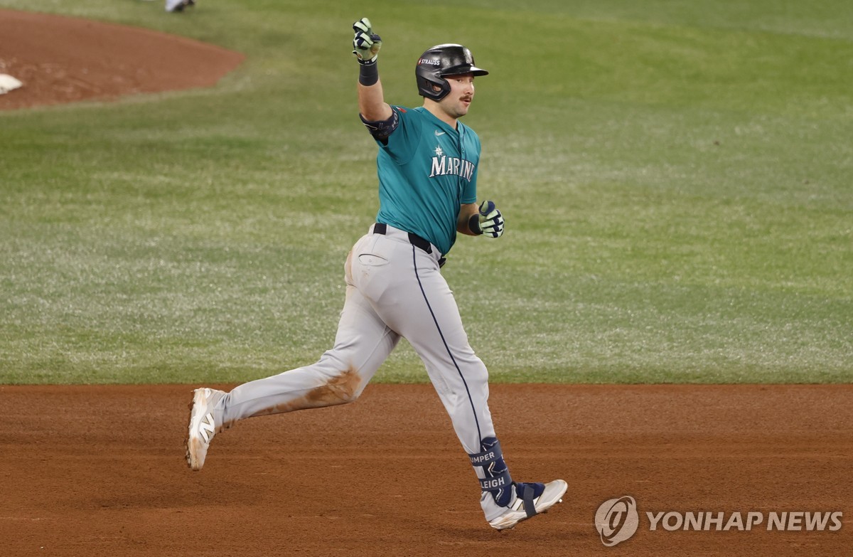 홈런왕 <b>롤리 동점포</b> '쾅'…<b>시애틀</b>, 토론토 꺾고 ALCS 첫판 승리