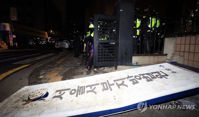 서부지법 난동 '<b>녹색점퍼남</b>' 징역 3.5년→3년 <b>감형</b>