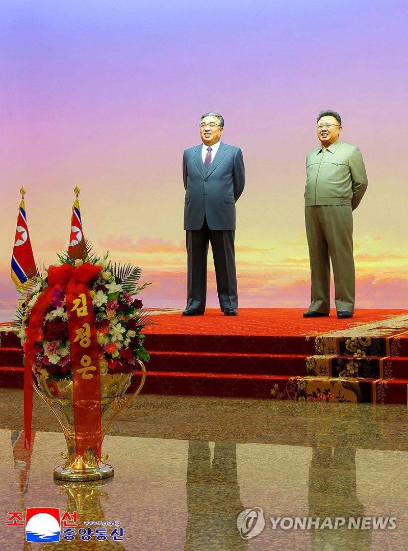 <b>김정은</b>, <b>당창건 80돌</b> 즈음 금수산 태양궁전 참배