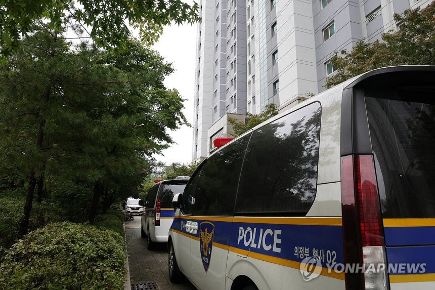 의정부 아파트에서 칼부림 사건 (의정부=연합뉴스) 임병식 기자 = 13일 오전 경기도 의정부시의 한 아파트에서 칼부림 사건이 발생해 경찰 차량이 현장 조사를 위해 대기하고 있다. 2025.10.13 andphotod