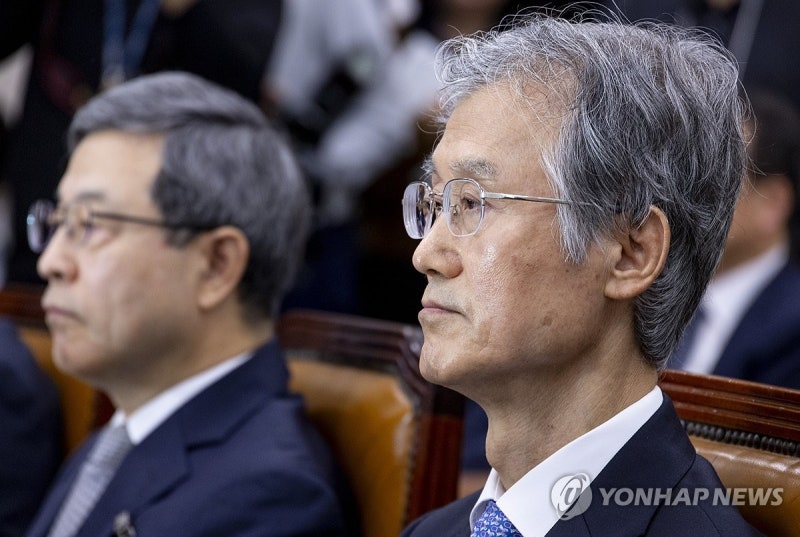 국감 나온 조희대, 與 질의에 허공만…<b>답변</b> 없이 퇴장