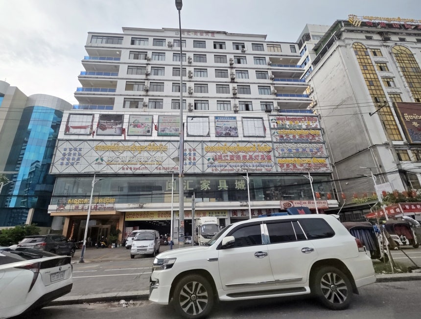 중국어 간판 즐비한 캄보디아 시하누크빌 상가 건물 (시하누크빌[캄보디아]=연합뉴스) 손현규 특파원 = 14일(현지시간) 오후 캄보디아 시하누크빌 상가 건물에 현지어와 함께 중국어 간판이 붙어 있다. 2025.10.1