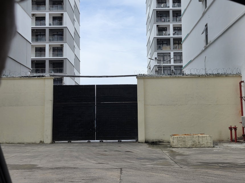 돌담 위에 설치한 철조망과 깨진 유리조각 (시하누크빌[캄보디아]=연합뉴스) 손현규 특파원 = 14일(현지시간) 오후 캄보디아 시하누크빌에 있는 범죄 단지로 추정되는 건물 인근에 철조망과 깨진 유리조각을 설치한 담벼락