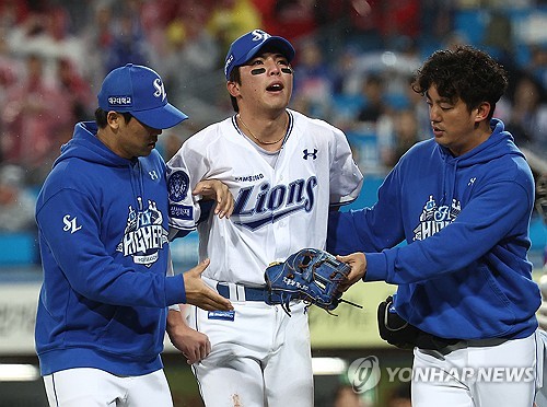 Samsung Lions third baseman Kim Young-woong leaves Game 3 of the first-round series in the Korea Bas