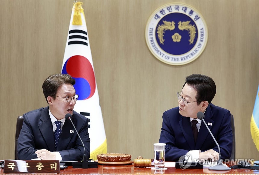 총리 발언 경청하는 이재명 대통령 (서울=연합뉴스) 김도훈 기자 = 이재명 대통령이 14일 서울 용산 대통령실 청사에서 열린 국무회의에서 김민석 국무총리의 발언을 경청하고 있다. 2025.10.14 [대통령실통신사진