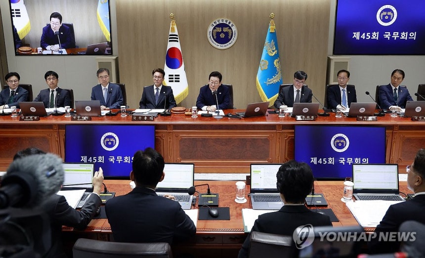 이재명 대통령, 국무회의 주재 (서울=연합뉴스) 김도훈 기자 = 이재명 대통령이 14일 서울 용산 대통령실 청사에서 열린 국무회의를 주재하고 있다. 2025.10.14 [대통령실통신사진기자단] superdoo82@y