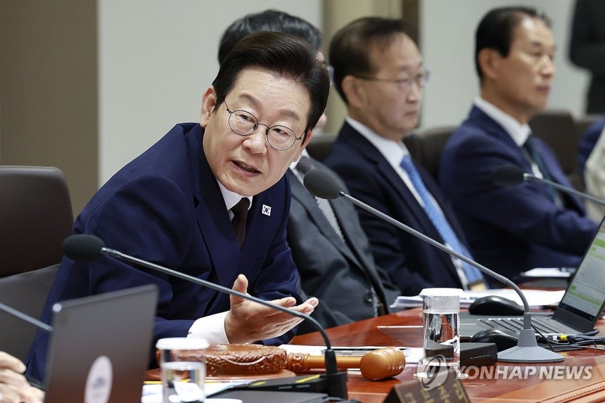 국무회의 발언하는 이재명 대통령 (서울=연합뉴스) 김도훈 기자 = 이재명 대통령이 14일 서울 용산 대통령실 청사에서 열린 국무회의에서 발언하고 있다. 2025.10.14 [대통령실통신사진기자단] superdoo82