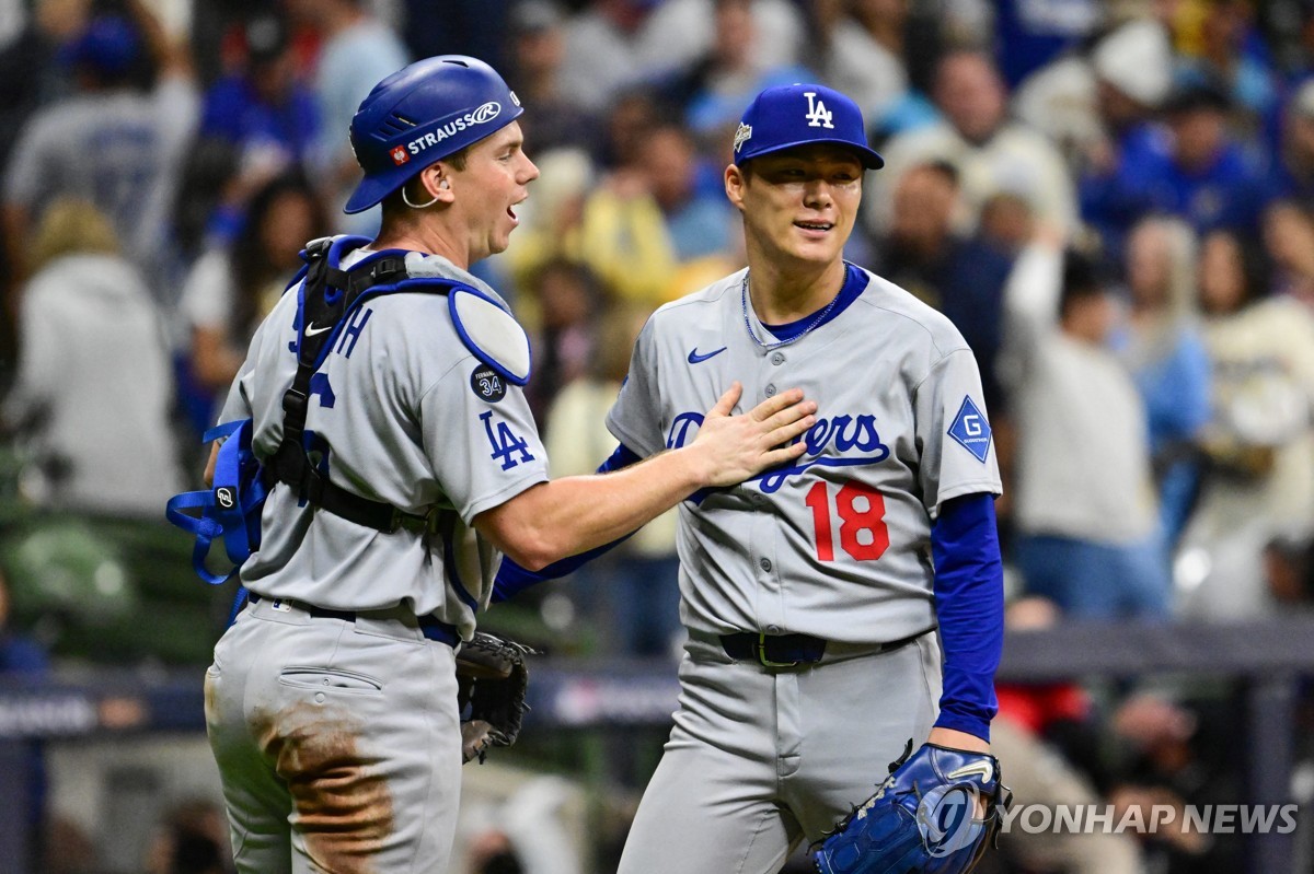 <b>다저스</b>, 밀워키에 NLCS 2연승…<b>야마모토</b> 1실점 <b>완투승</b>(종합)