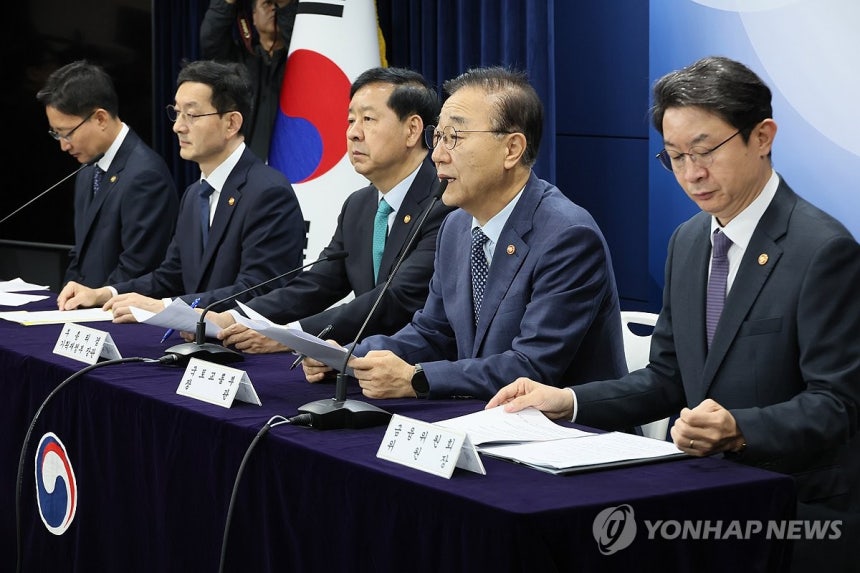 정부, 주택시장 안정화 대책 발표 (서울=연합뉴스) 이정훈 기자 = 김윤덕 국토교통부 장관이 15일 서울 종로구 정부서울청사에서 주택시장 안정화 대책 관계부처 합동브리핑을 하고 있다.     왼쪽부터 임광현 국세정창