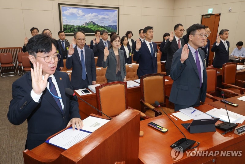 선서하는 <b>김영훈 노동부 장관</b>