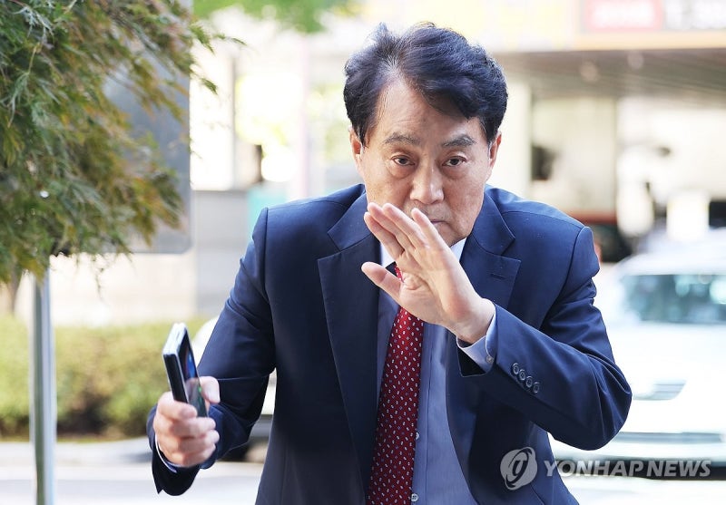 '<b>뇌물수수 의혹</b>' <b>하은호 군포시장</b> 영장심사…취재진 질문엔 침묵