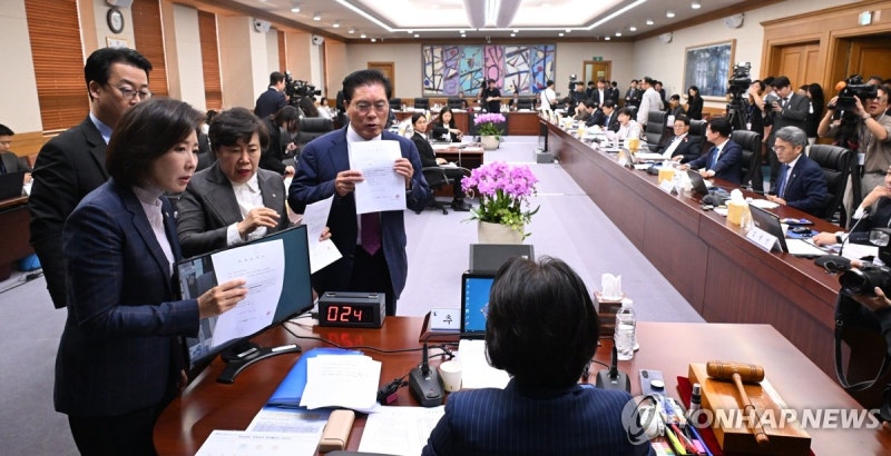 민주당, <b>대법원</b> 현장검증 강행 시도…野 항의 속 <b>국감</b>장 떠나